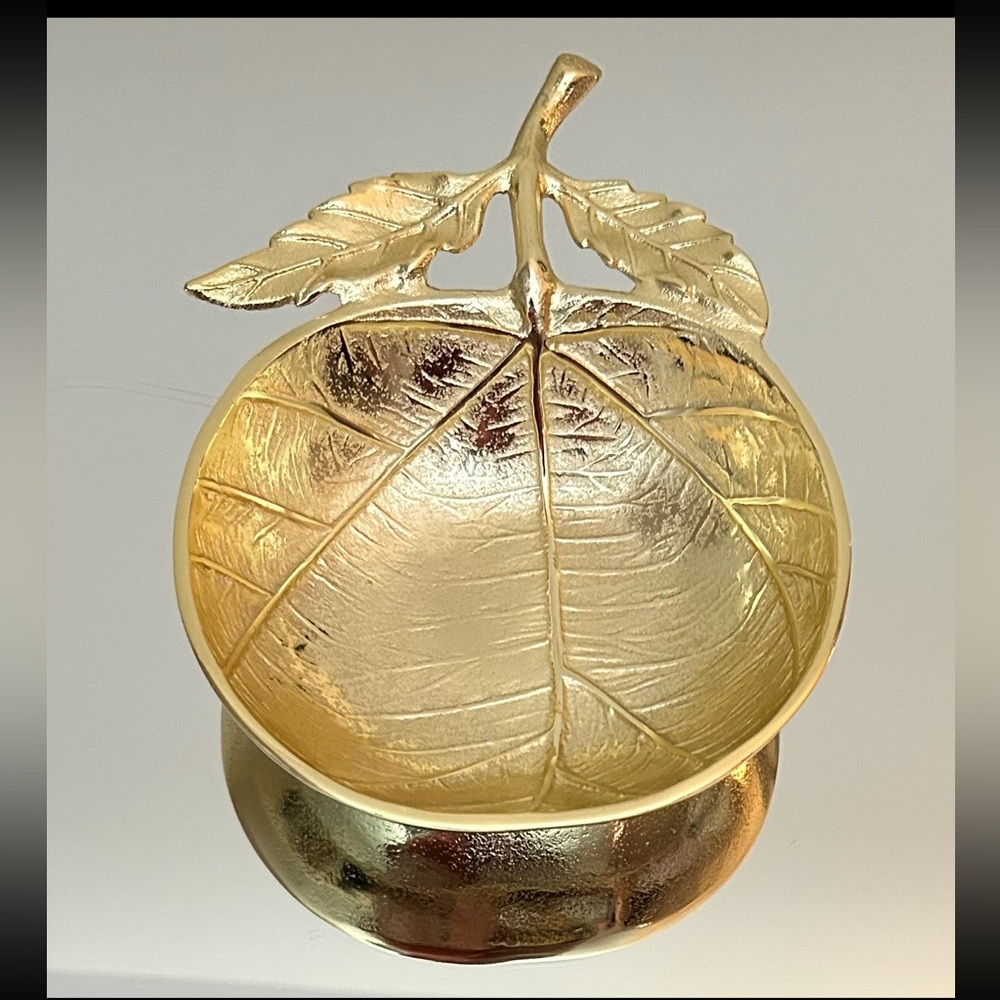 Bowl Home Decor Serving Round Gold Shallow Bowl with Leaf and Vein Design.